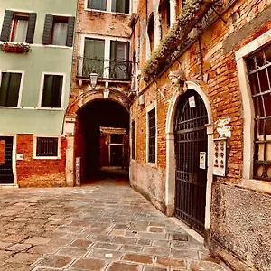 https://the-wolf-house.hotelinveneto.com
